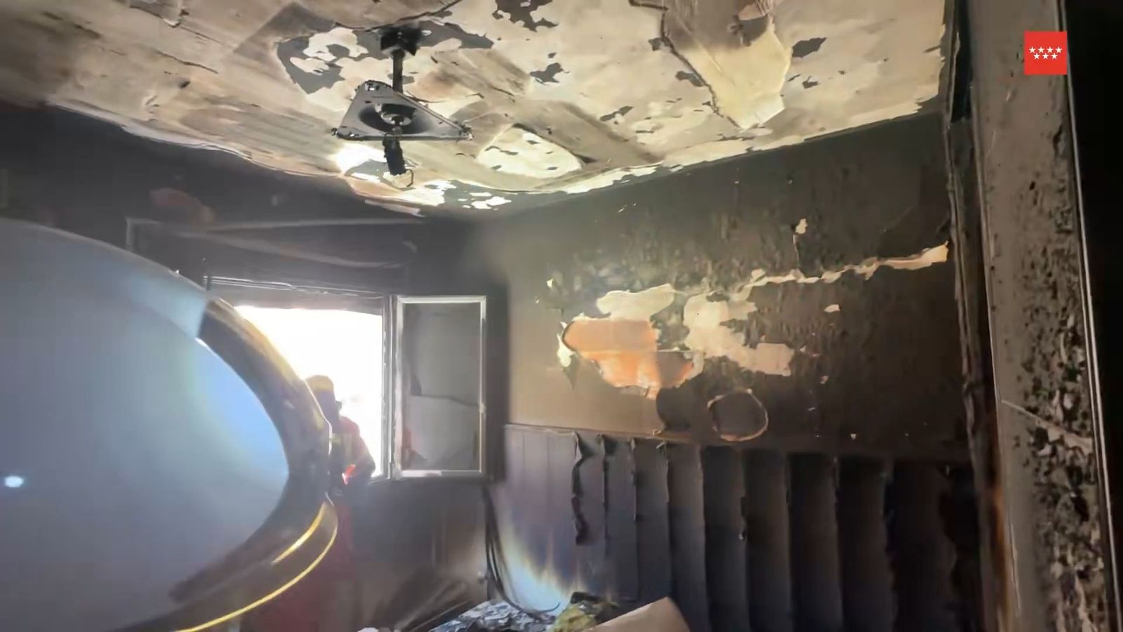Un incendio sin heridos calcina un chalet de la calle Camilo José Cela de Navalcarnero