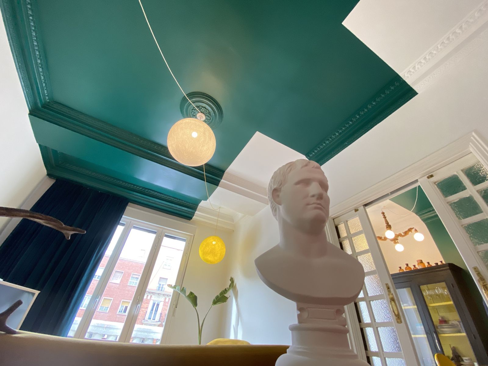 Sí, el color verde recorre la vivienda sin llegar a 'invadirla' por completo... Una metáfora entre el cruce y la fusión entre clasicismo y modernidad.