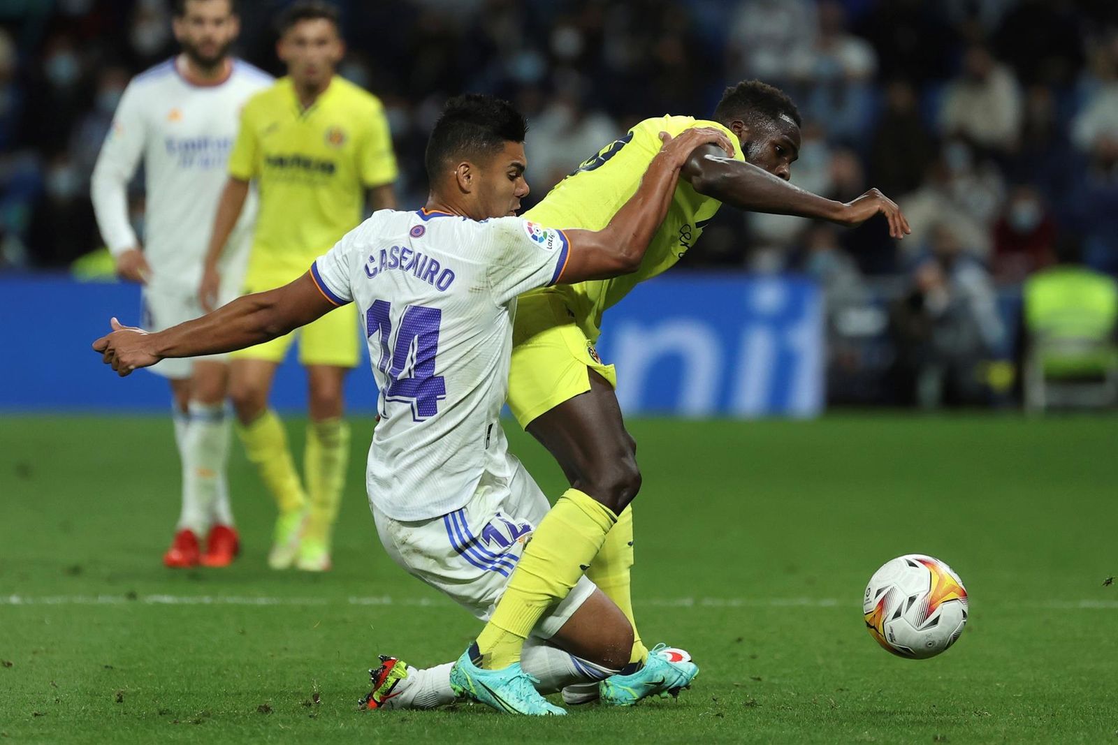 El delantero francés del Villarreal, Boulaye Dia, disputa el balón ante Casemiro