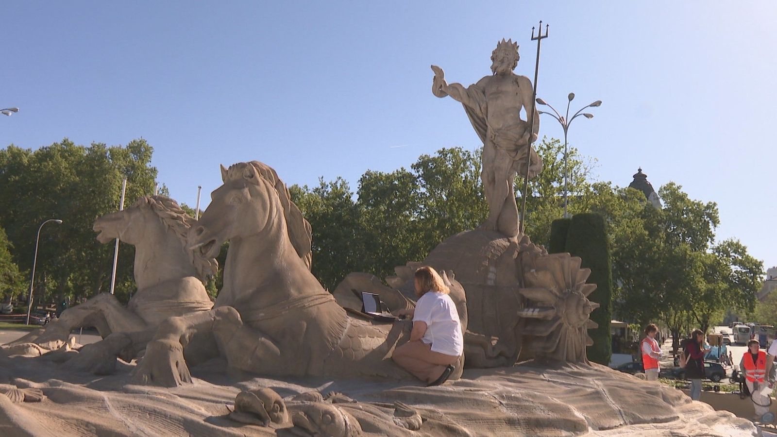 El Ayuntamiento Madrid vacía la Fuente de Neptuno para los estudios previos a su restauración