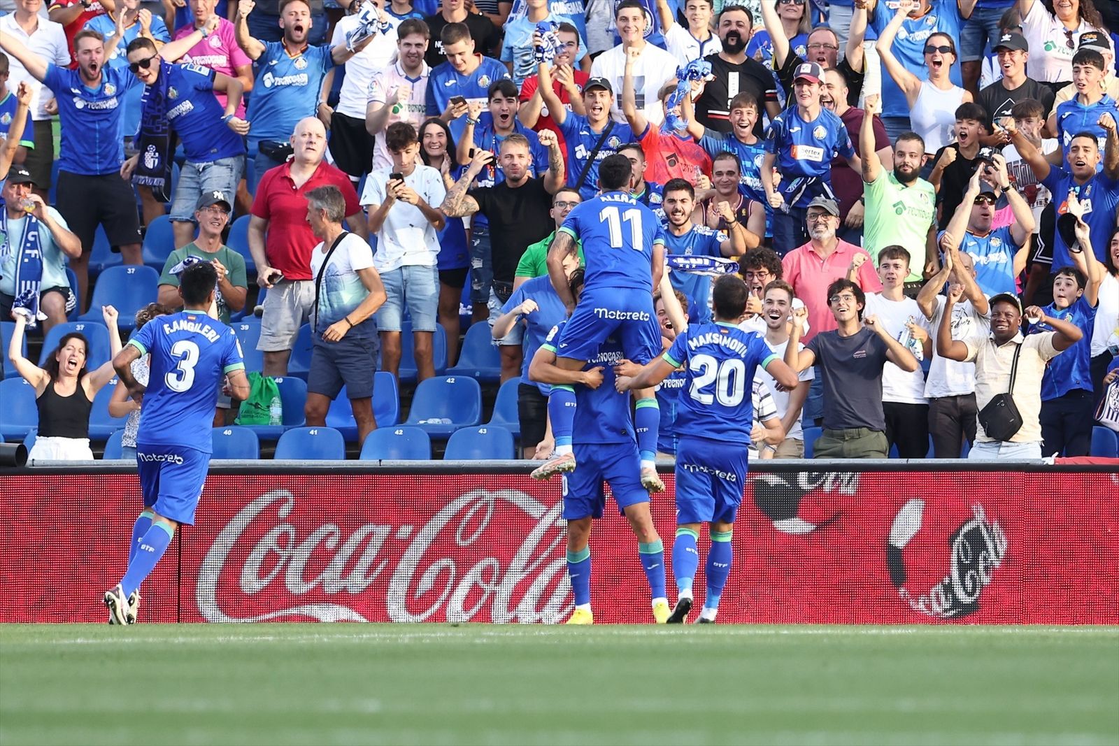 Jugadores del Getafe celebran el gol de Aleñá