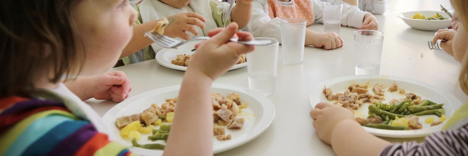 Escolares comen en su centro educativo