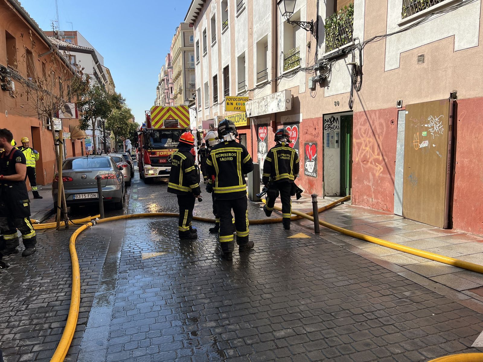 Bomberos extinguen un incendio en la calle Mesón de Paredes
