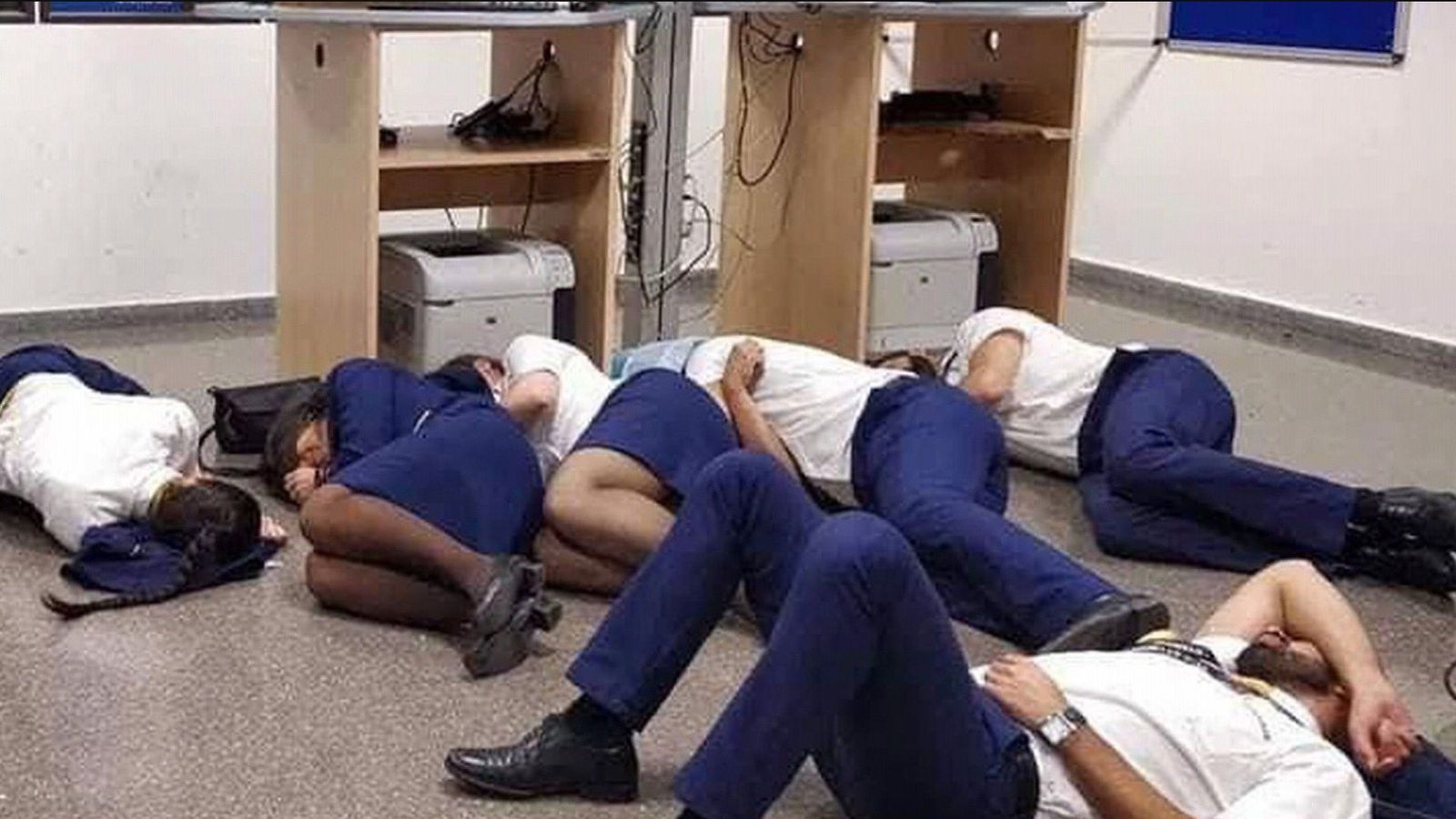 Ryanair despide a tripulantes que denunciaron con una foto "falsa" sus condiciones