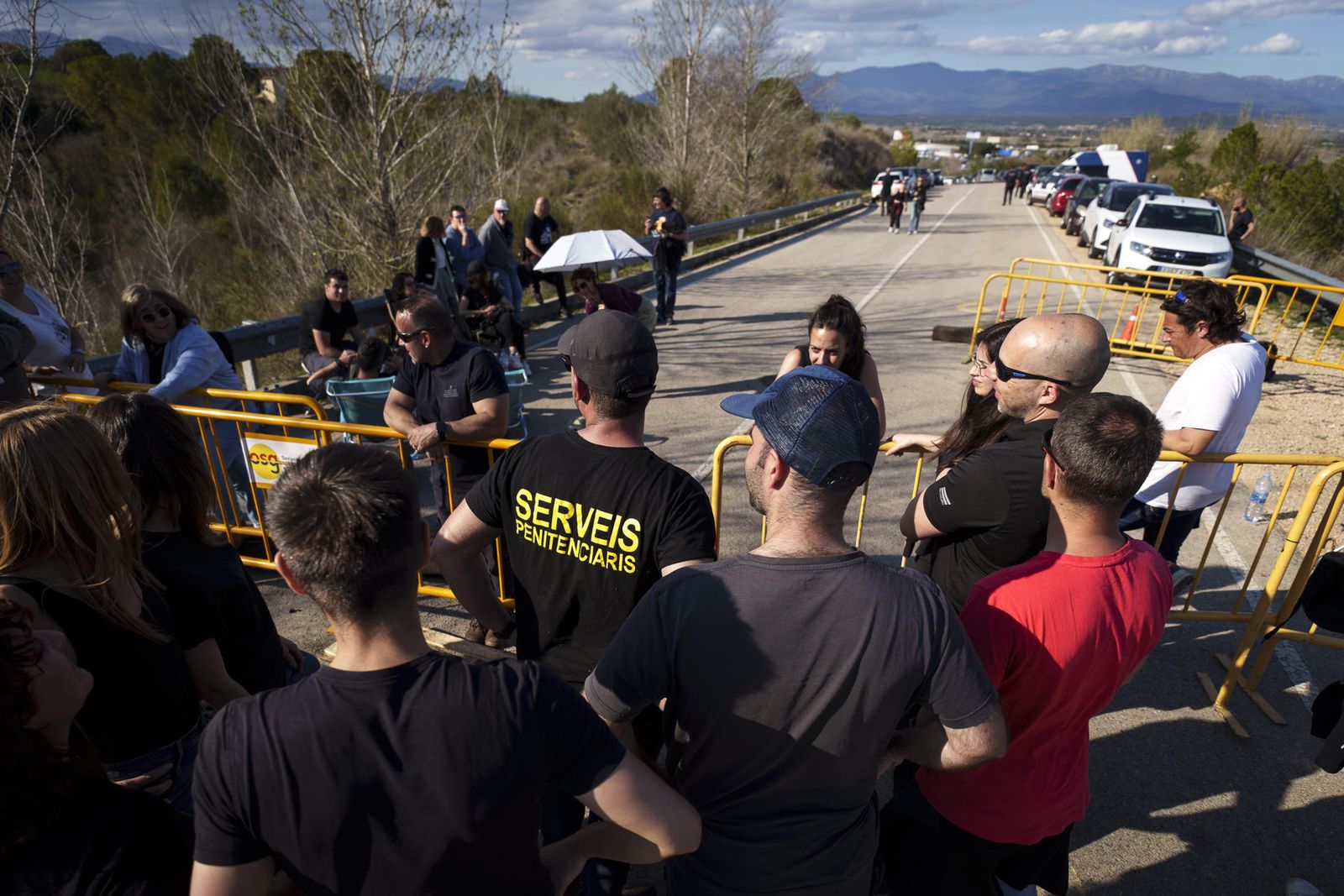 Funcionarios de prisiones de Cataluña bloquean las cárceles