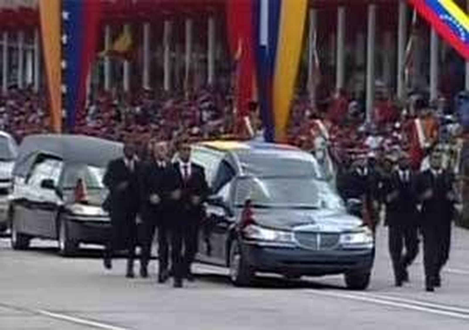 Trasladan el cadáver de Chávez hasta un cuartel de Caracas