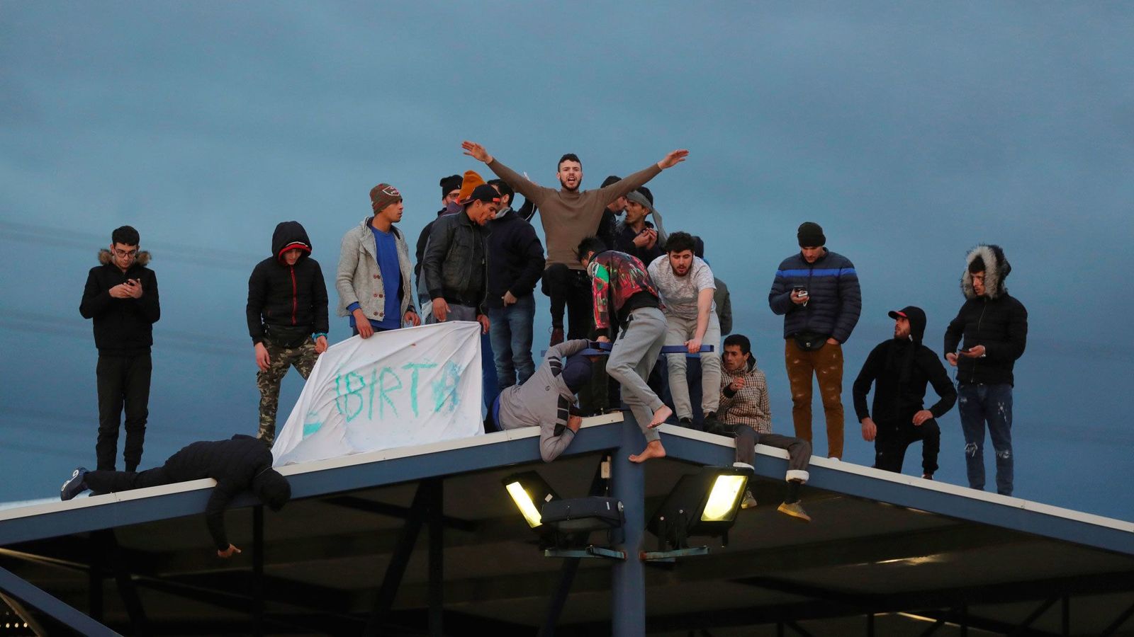 Una docena de internos del CIE de Aluche se encaraman a la azotea para pedir "libertad"