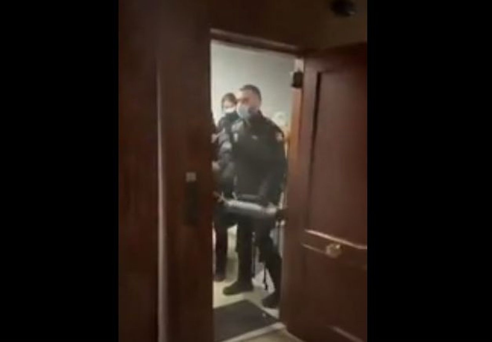 Policías entran en un piso de Madrid