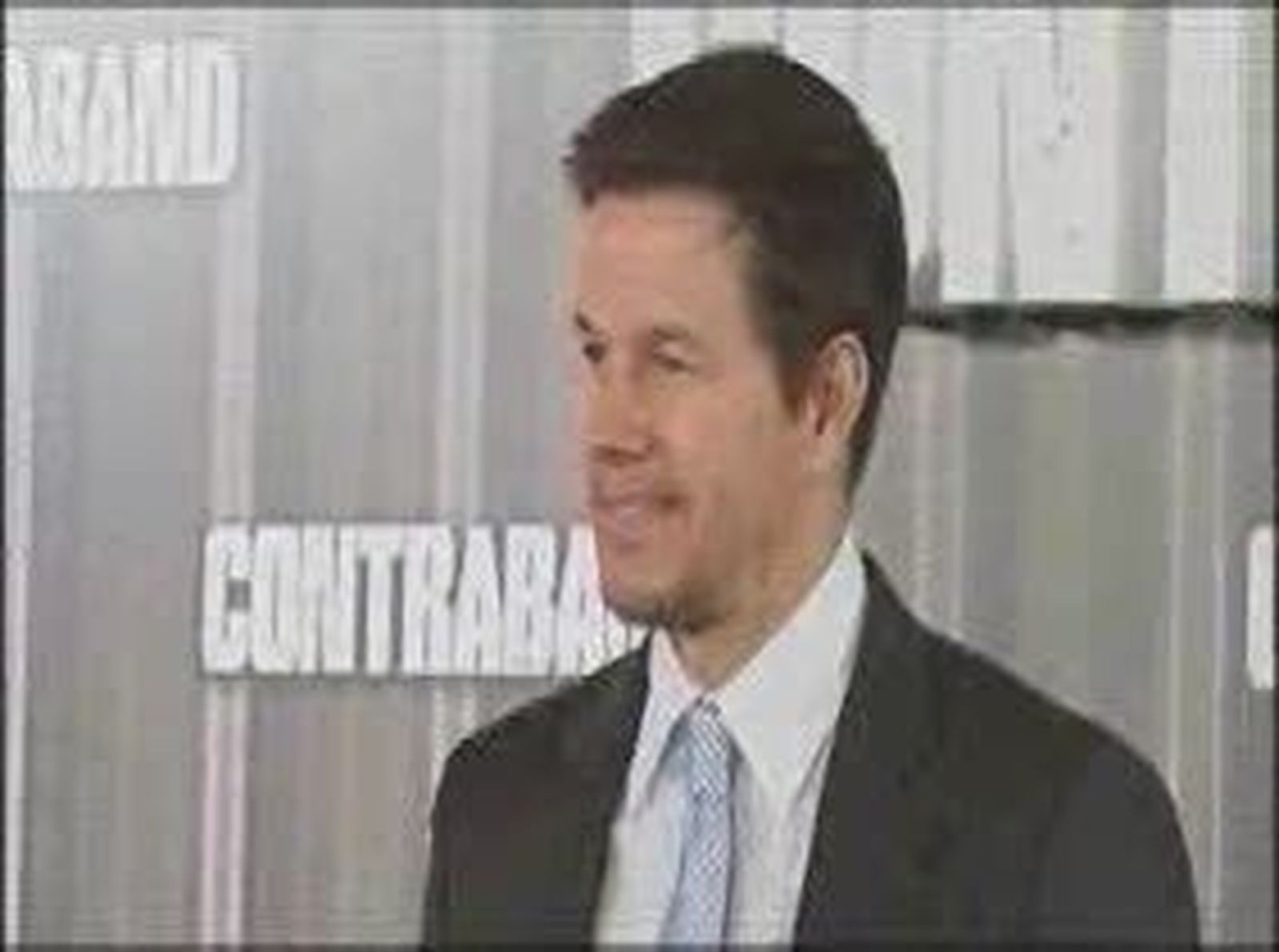 Mark Wahlberg se pasa al contrabando