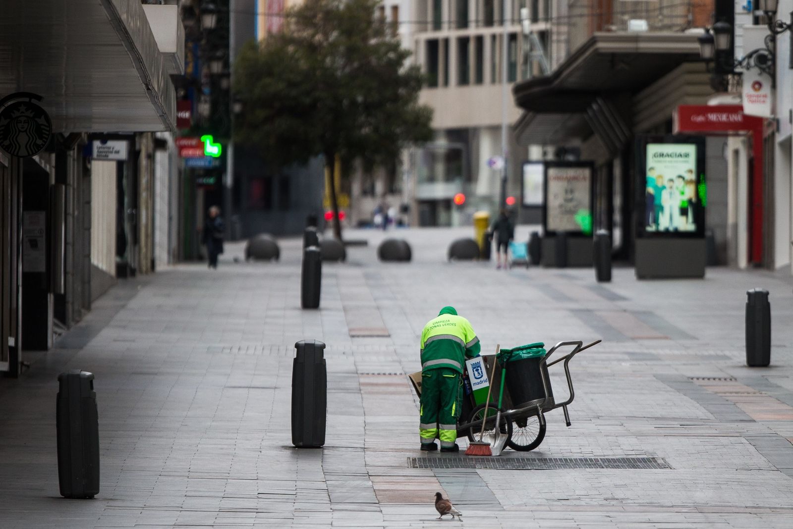 Miembros del servicio de limpieza municipal en una calle de Madrid