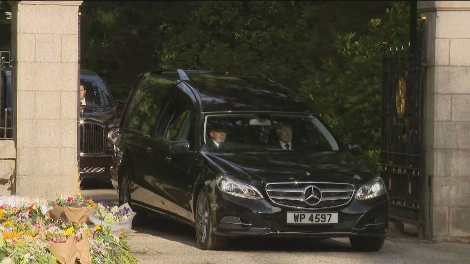 Miles de personas despiden a Isabel II en su cortejo fúnebre por Escocia