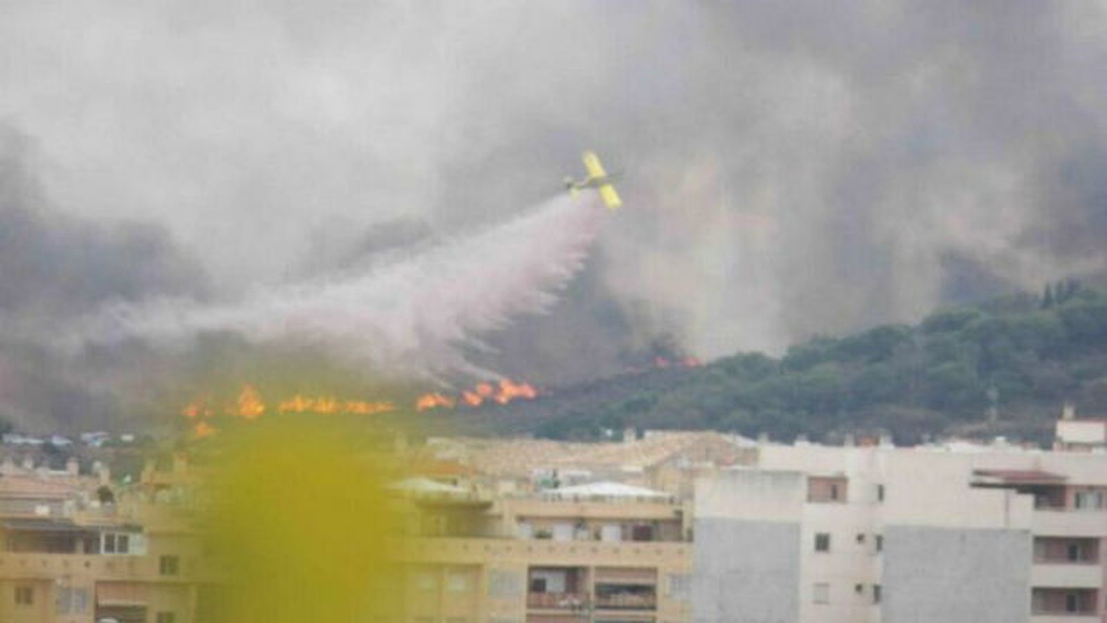 Activado el nivel 1 en el incendio de Mijas que ha obligado a desalojar una calle