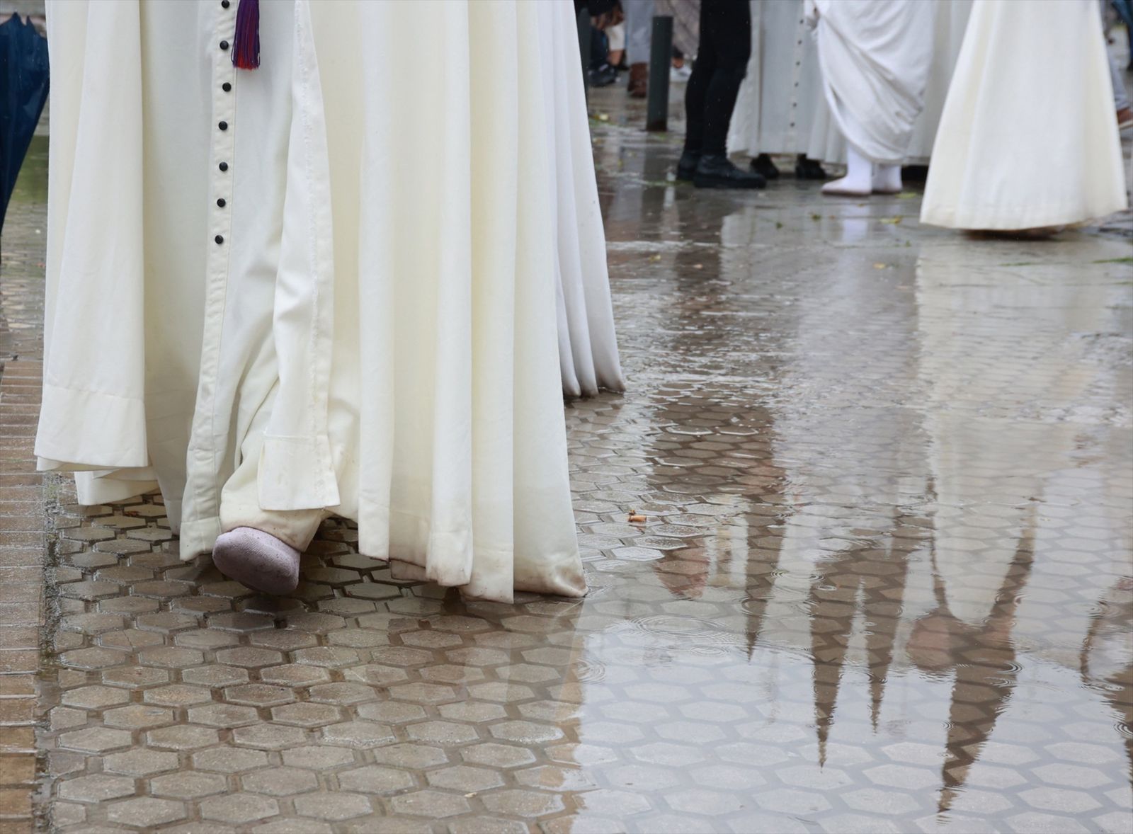 Charcos al paso de una procesión de Semana Santa