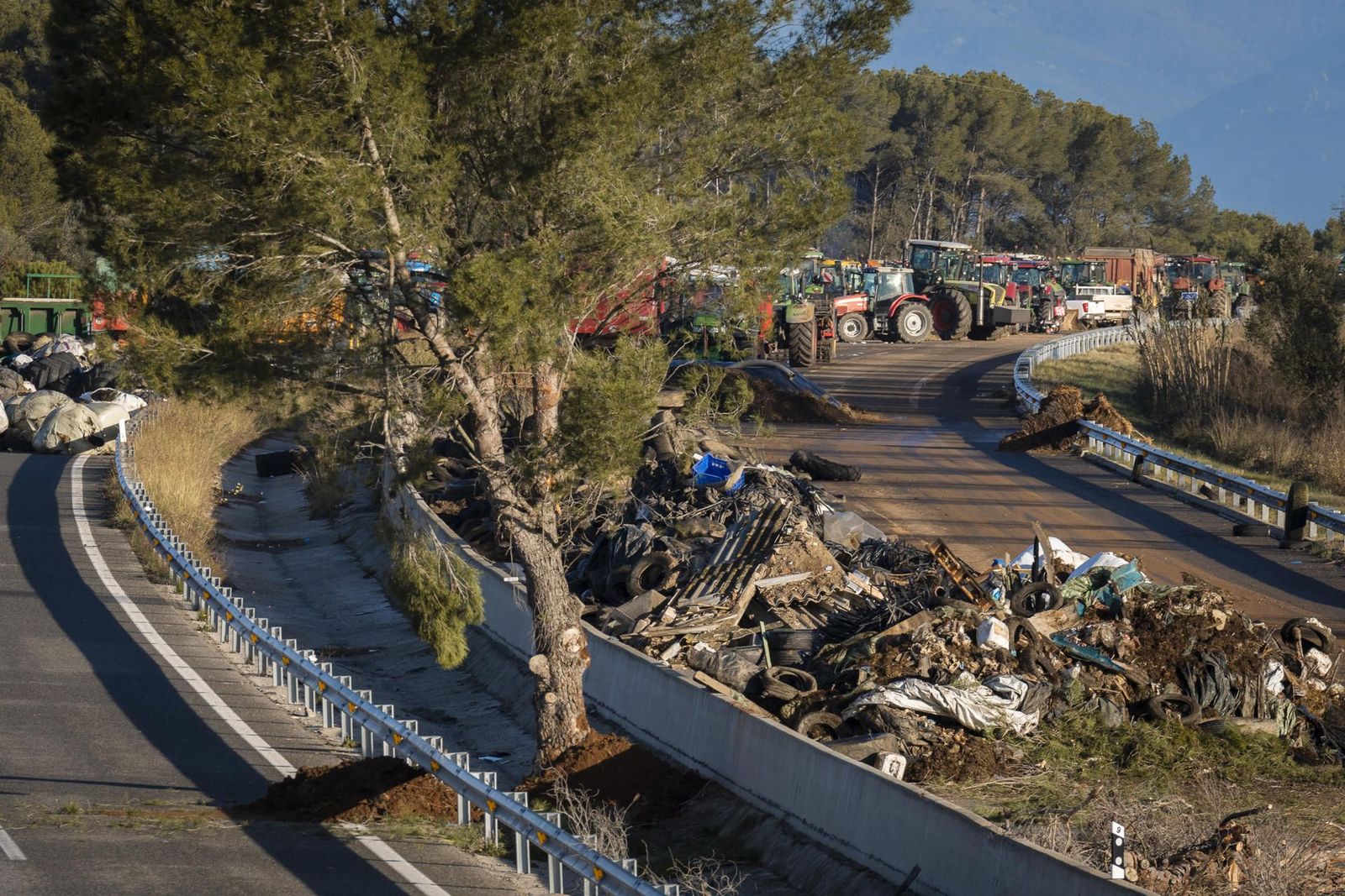 Se mantiene el bloqueo de carreteras en Cataluña por agricultores y ganaderos