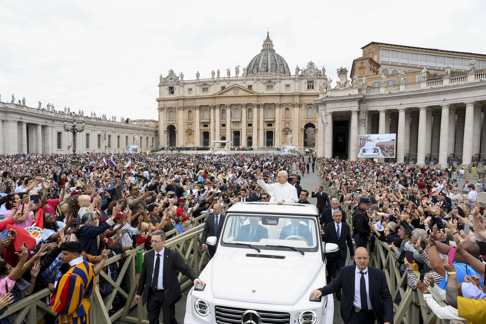 El papa León XIV durante su primera audiencia general en la plaza de San Pedro del Vaticano