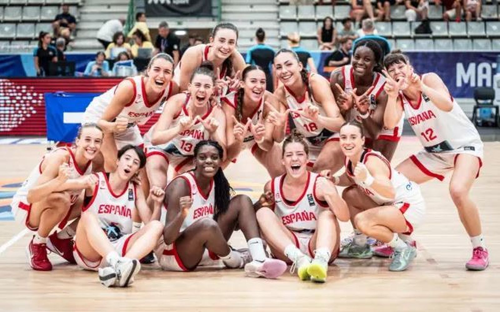 Selección española de baloncesto femenino celebra su victoria ante Turquía