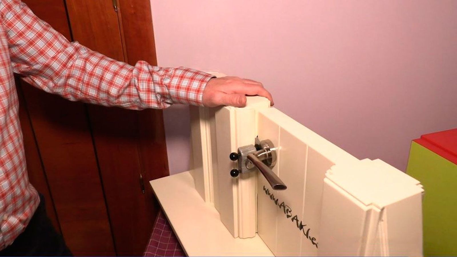 Un madrileño inventa la cerradura portátil que puedes instalar sin herramientas