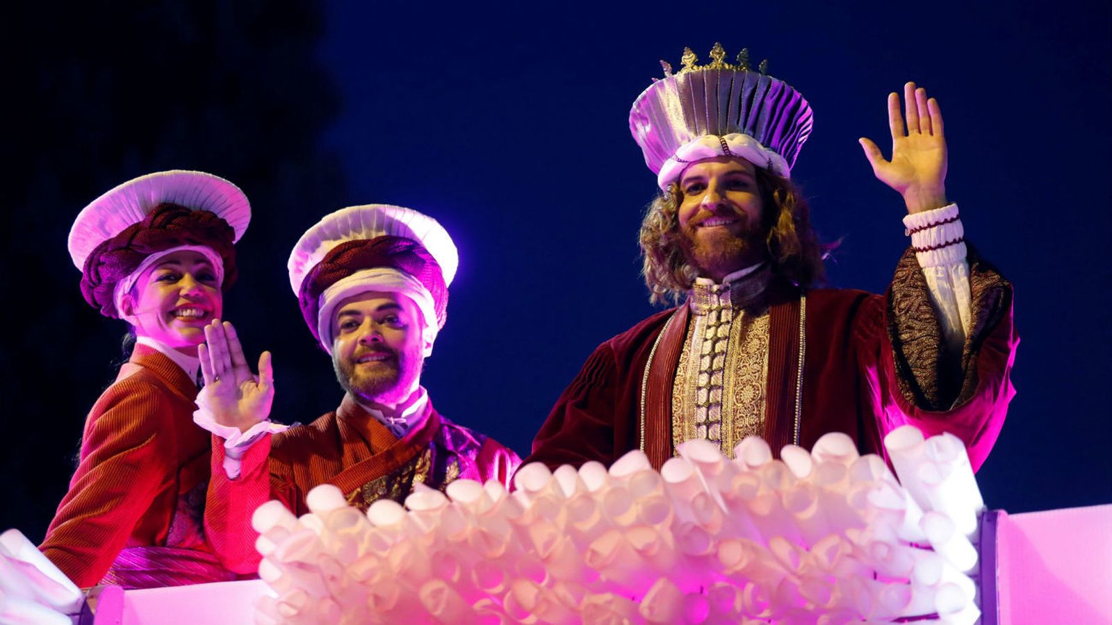 El Rey Gaspar saluda durante la tradicional Cabalgata de los Reyes Magos