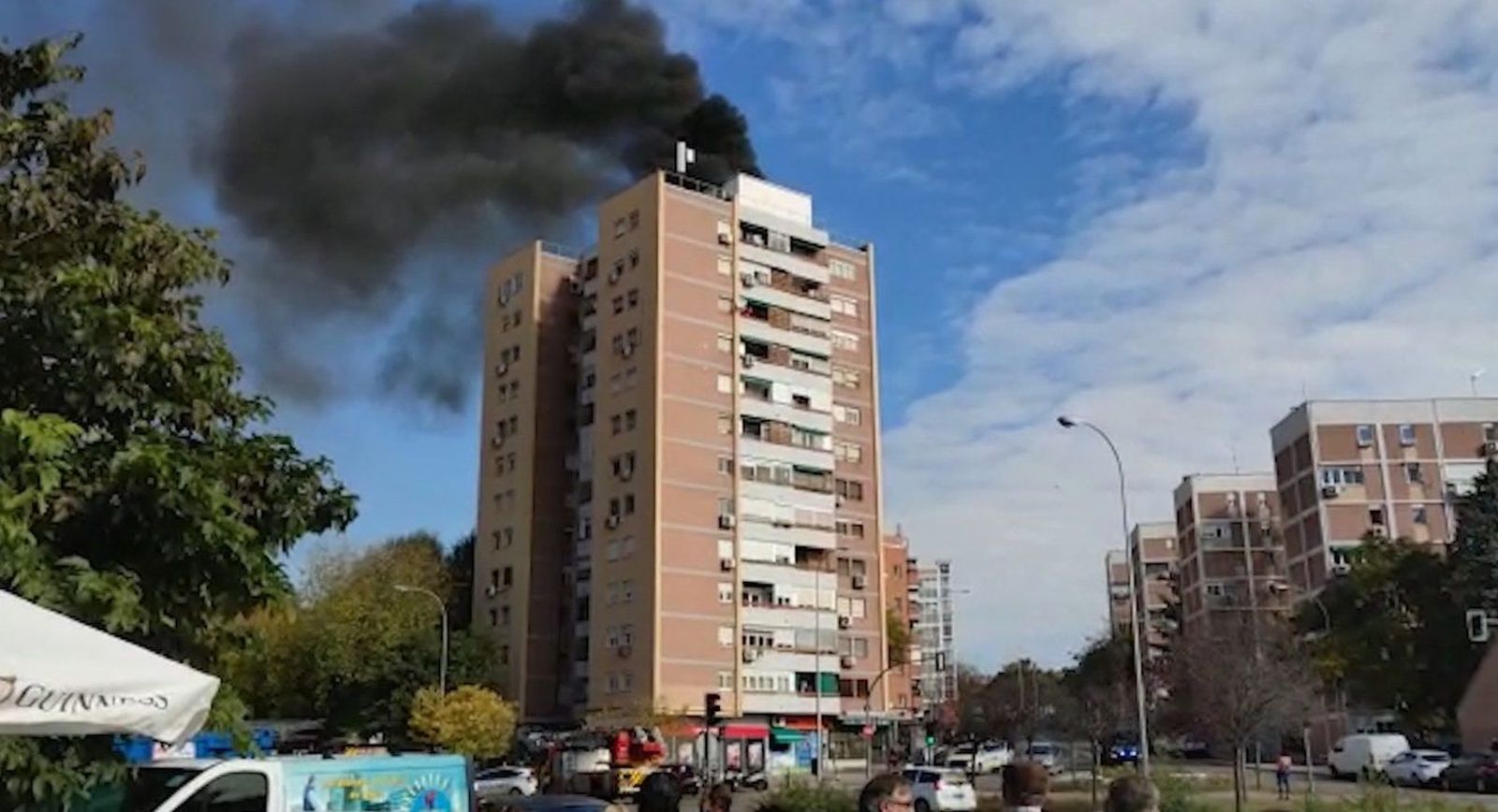 Un incendio sin heridos en un edificio de 13 plantas en La Elipa