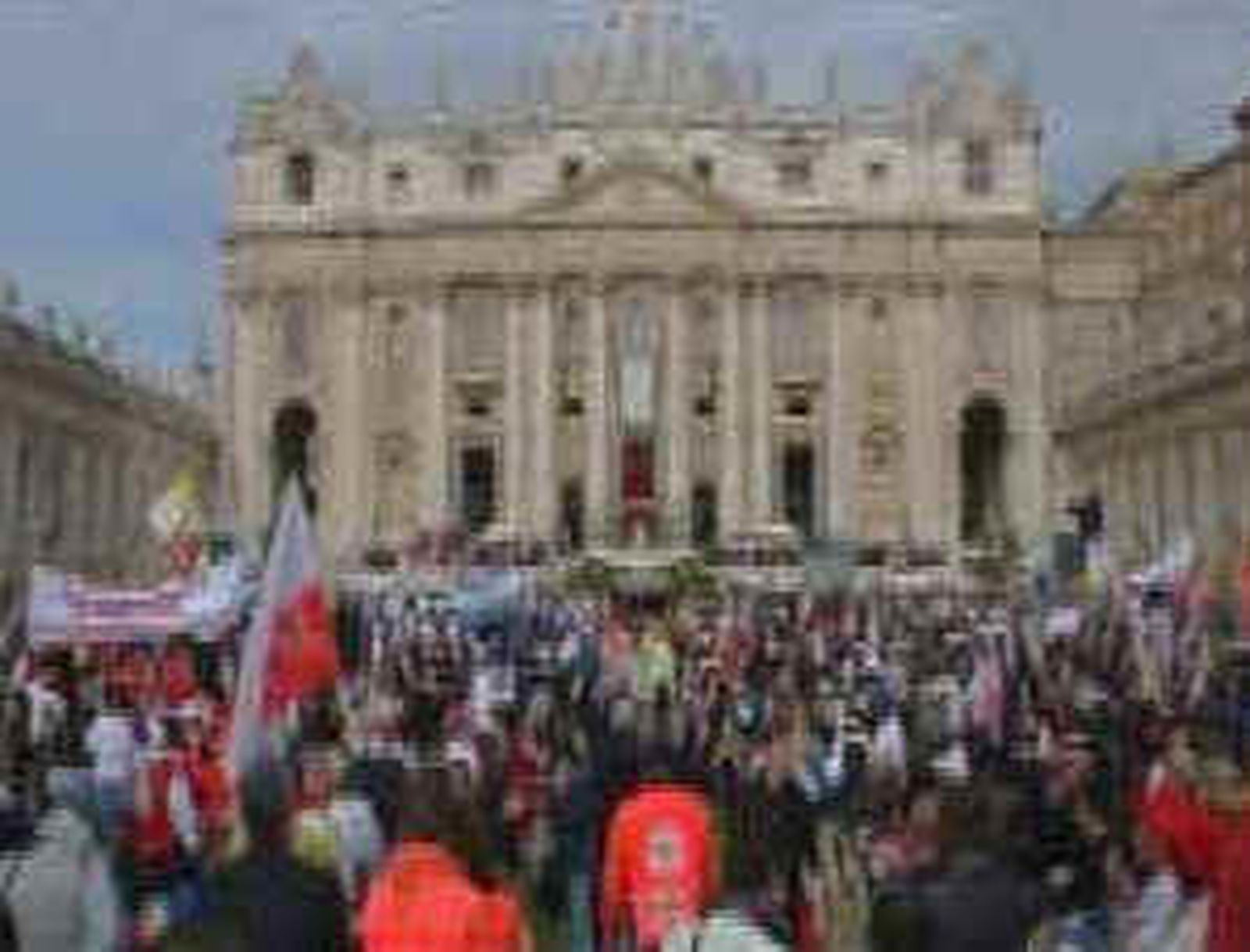 La Basílica de San Pedro se abre para que  los peregrinos veneren el féretro de Juan Pablo II
