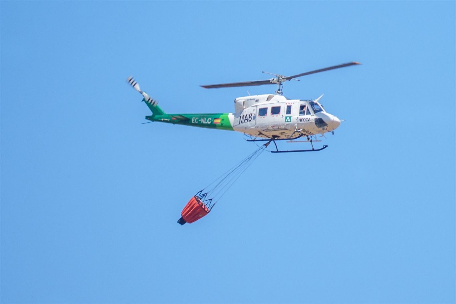Helicóptero del INFOCA de la Junta de Andalucía en el incendio de Niebla (Huelva)