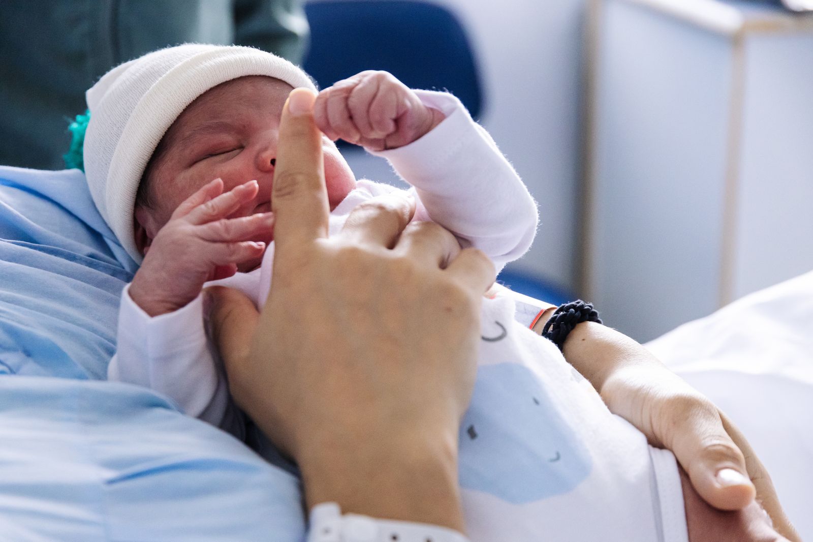 En 2023 nacieron 322.075 niños, la cifra más baja desde 1941