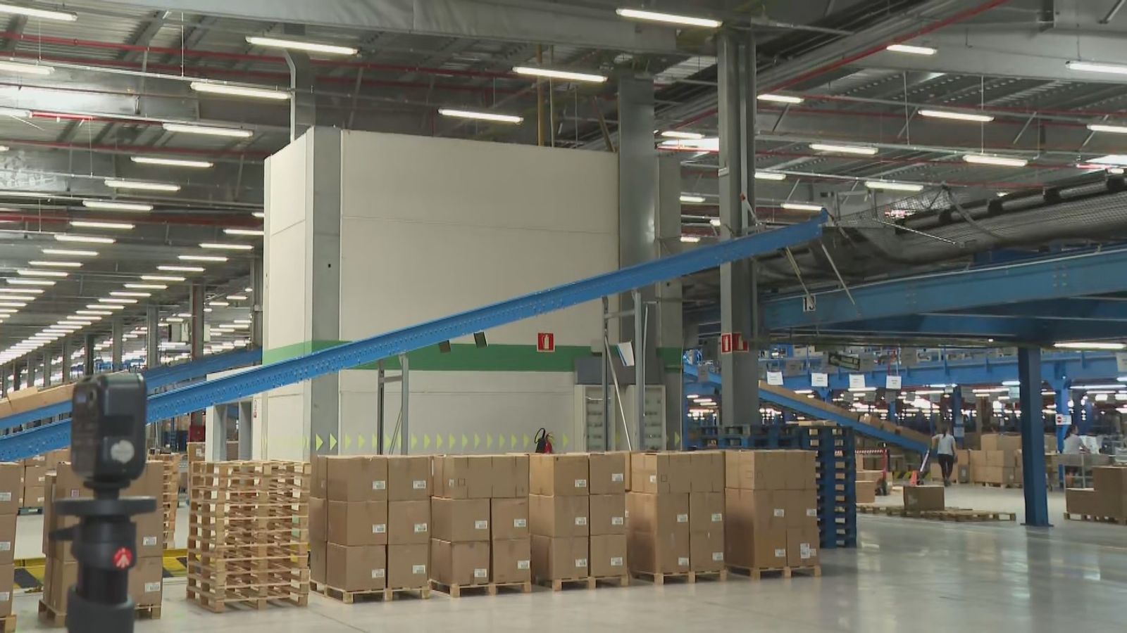 Ayuso visita el centro de Inditex en Meco