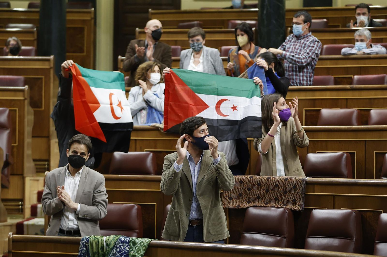 Diputados de Unidas Podemos sacan en el Congreso banderas de apoyo al pueblo saharaui