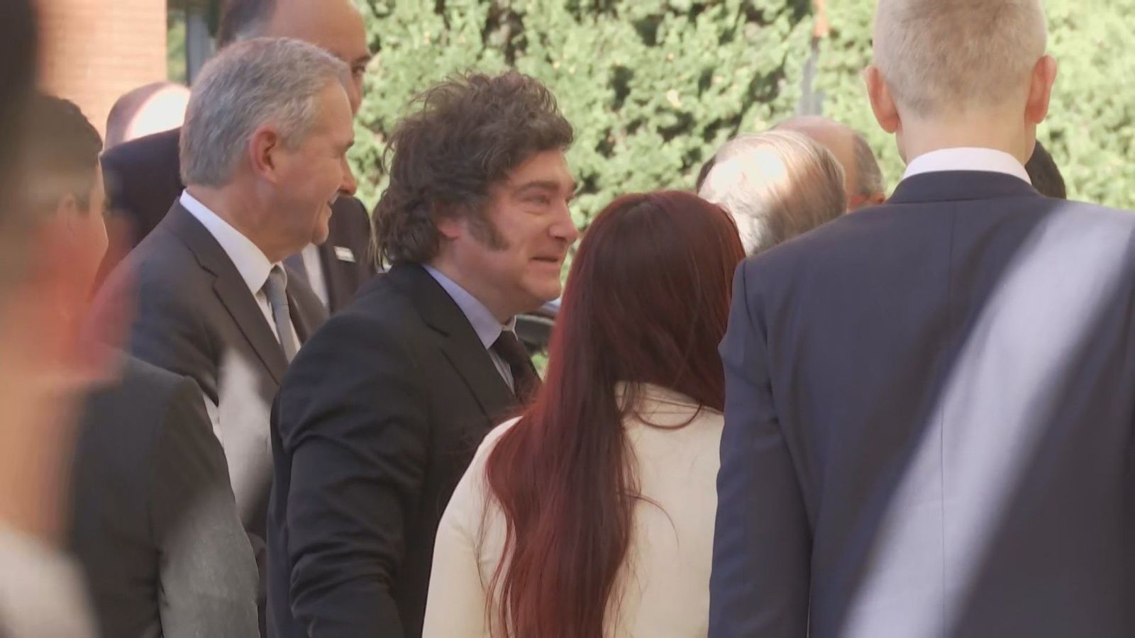 Tensión en la Rey Juan Carlos de Vicálvaro por la protesta de varios estudiantes contra la presencia de Milei