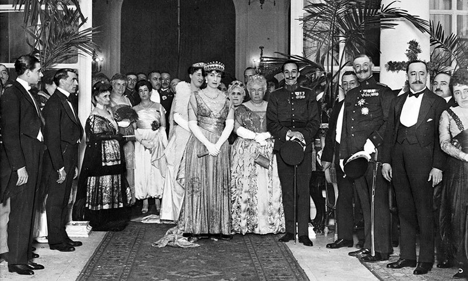 El rey Alfonso XIII y la reina Victoria Eugenia en el interior del Ritz