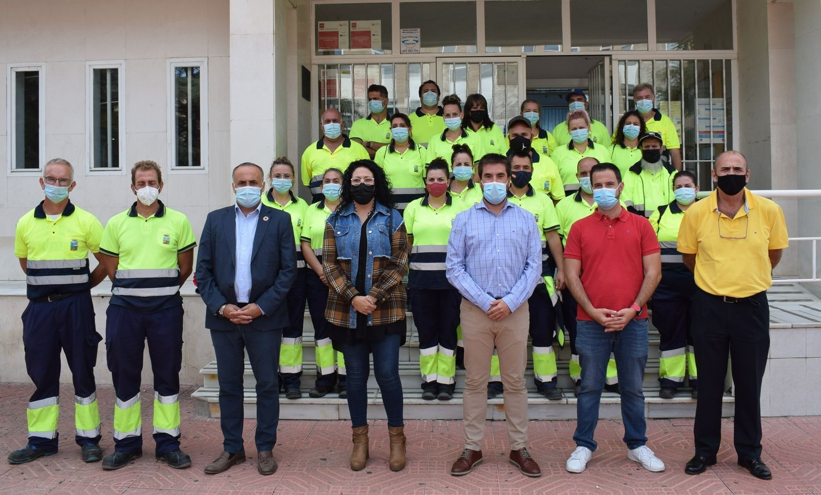 Responsables municipales con los nuevo trabajadores del servicio de limpieza