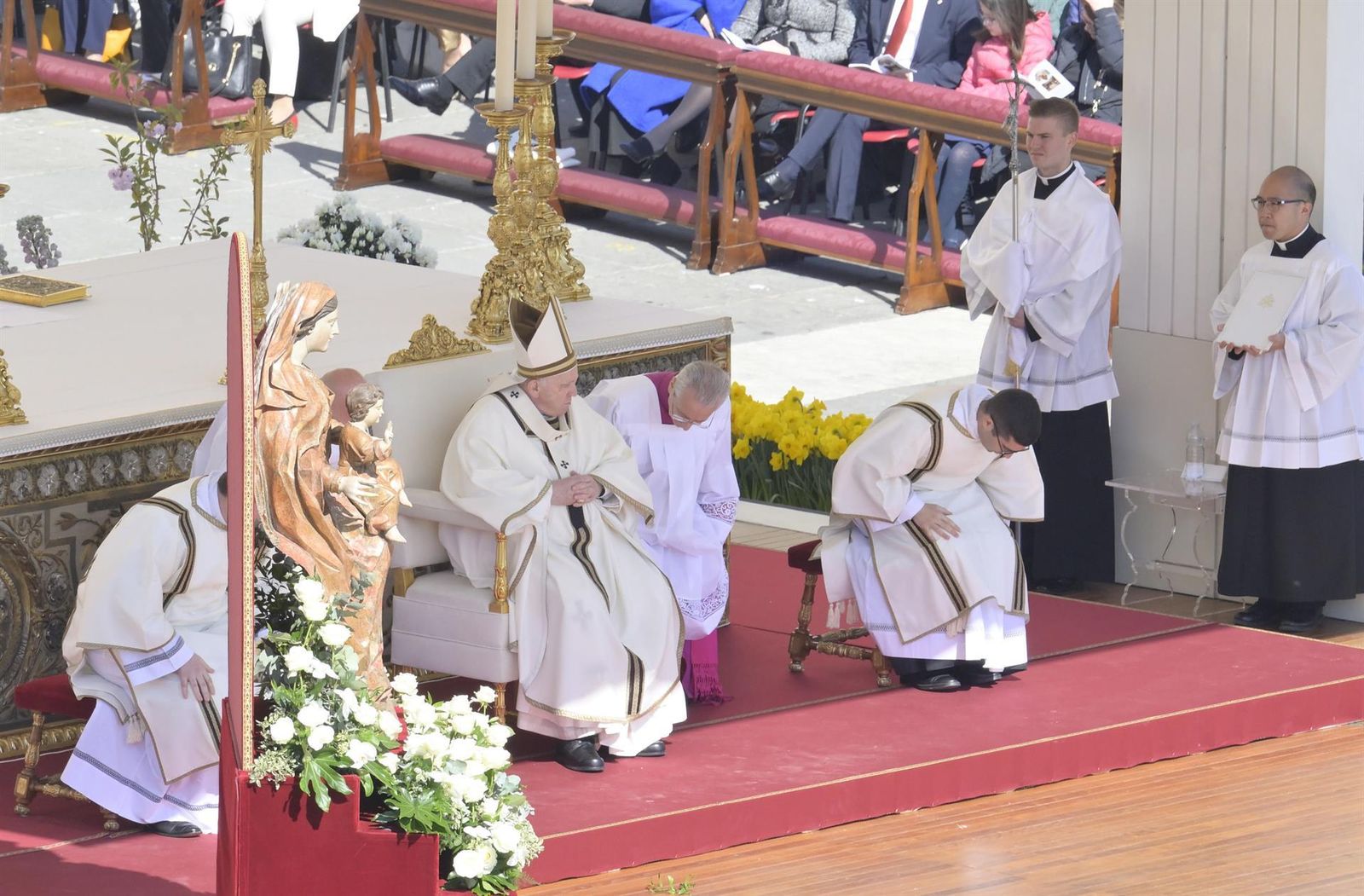 El papa pide paz en Ucrania, arrastrada por una guerra "cruel e insensata"