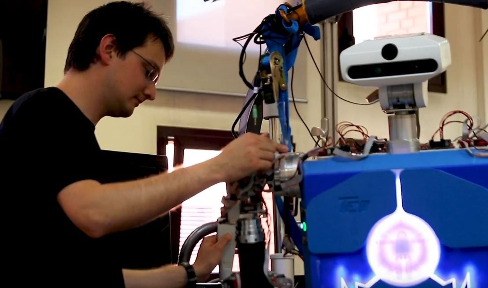 Teo, un robot humanoide capaz de planchar, pintar y hablar en lenguaje de signos