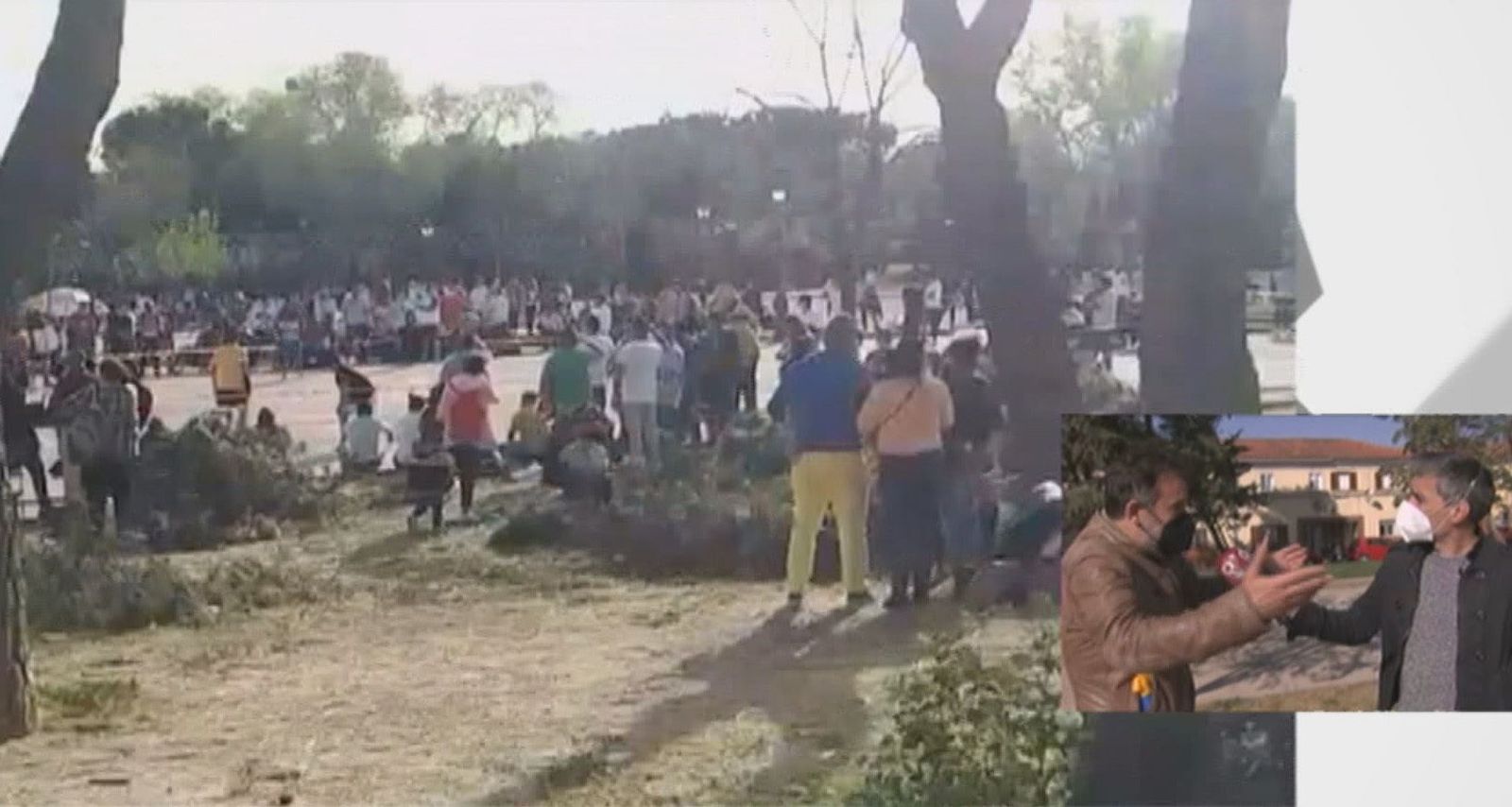 Grupos de jóvenes toman el parque de San Isidro y lo precintan y llenan de basura sin dejar espacio para niños y vecinos
