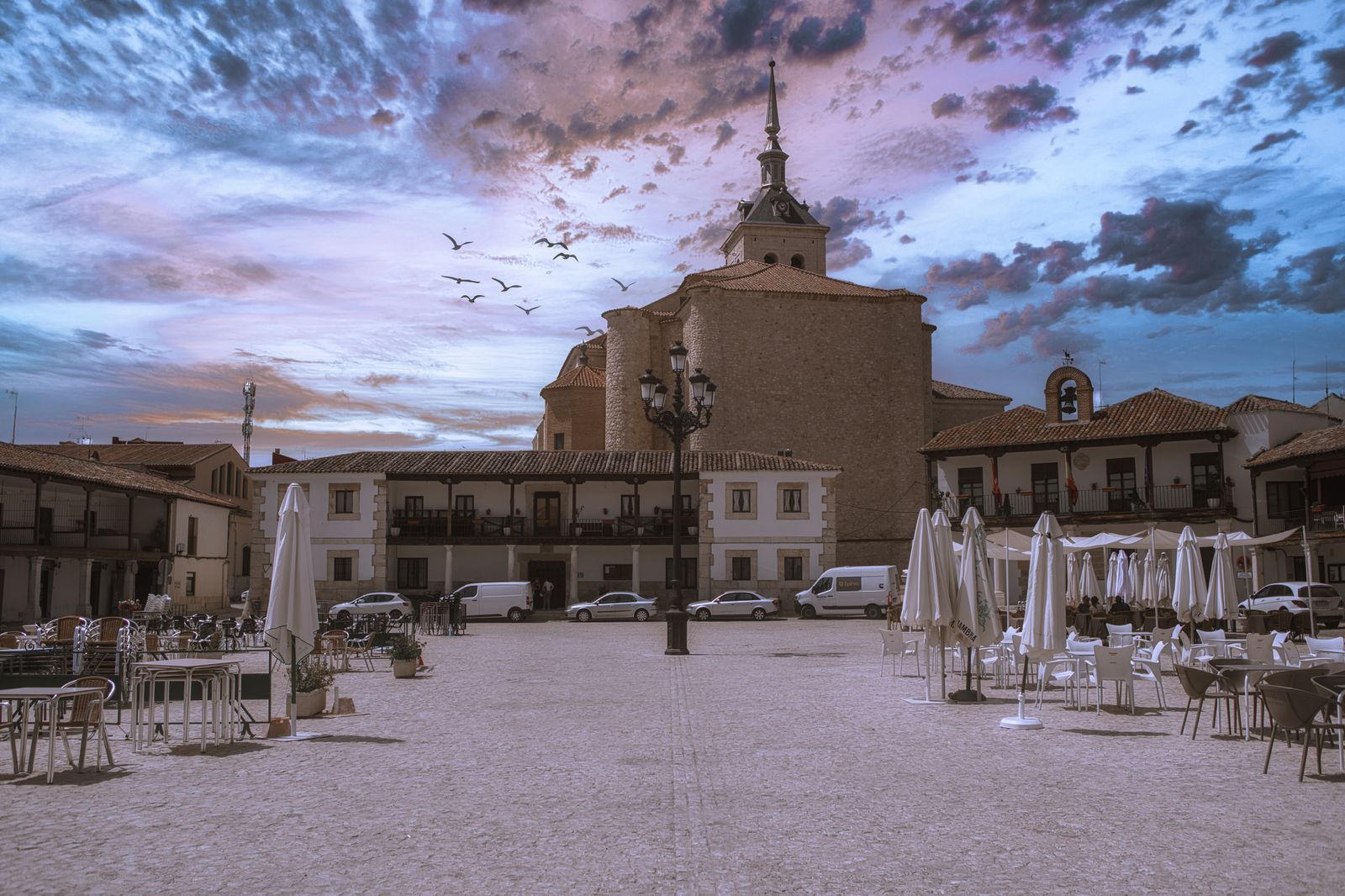 Atardecer en la Plaza Mayor de Colmenar de Oreja con la Iglesia de Santa María la Mayor de fondo