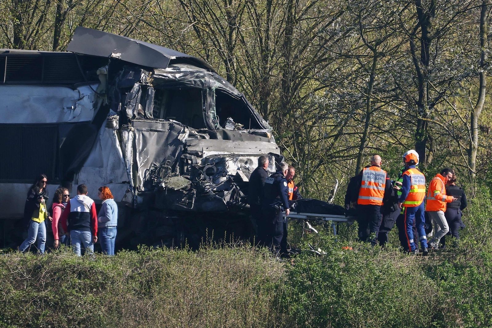 Un muerto y al menos ocho heridos tras chocar un tren con un camión en el norte de Francia