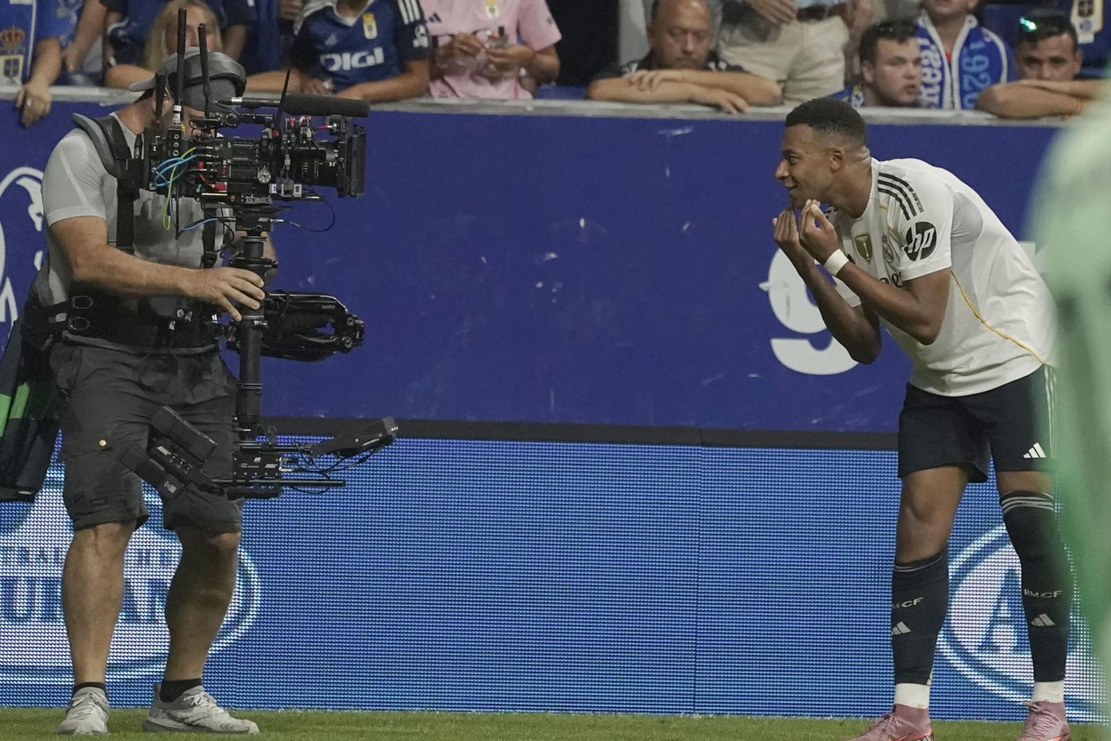 Mbappé celebra ante la cámara uno de sus goles al Oviedo