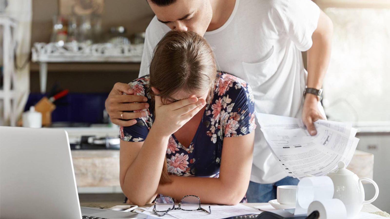 Imagen de archivo de una pareja calculando un presupuesto