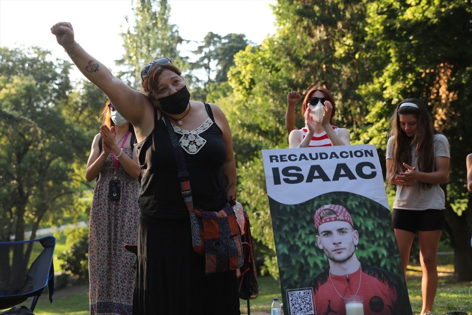 La madre y amigos de Isaac protestan contra la puesta en libertad de los menores implicados en el asesinato del joven