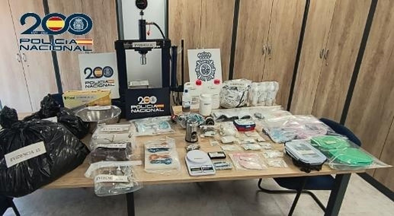 Material incautado al hombre que trató de huir de la Policía en patinete en Carabanchel