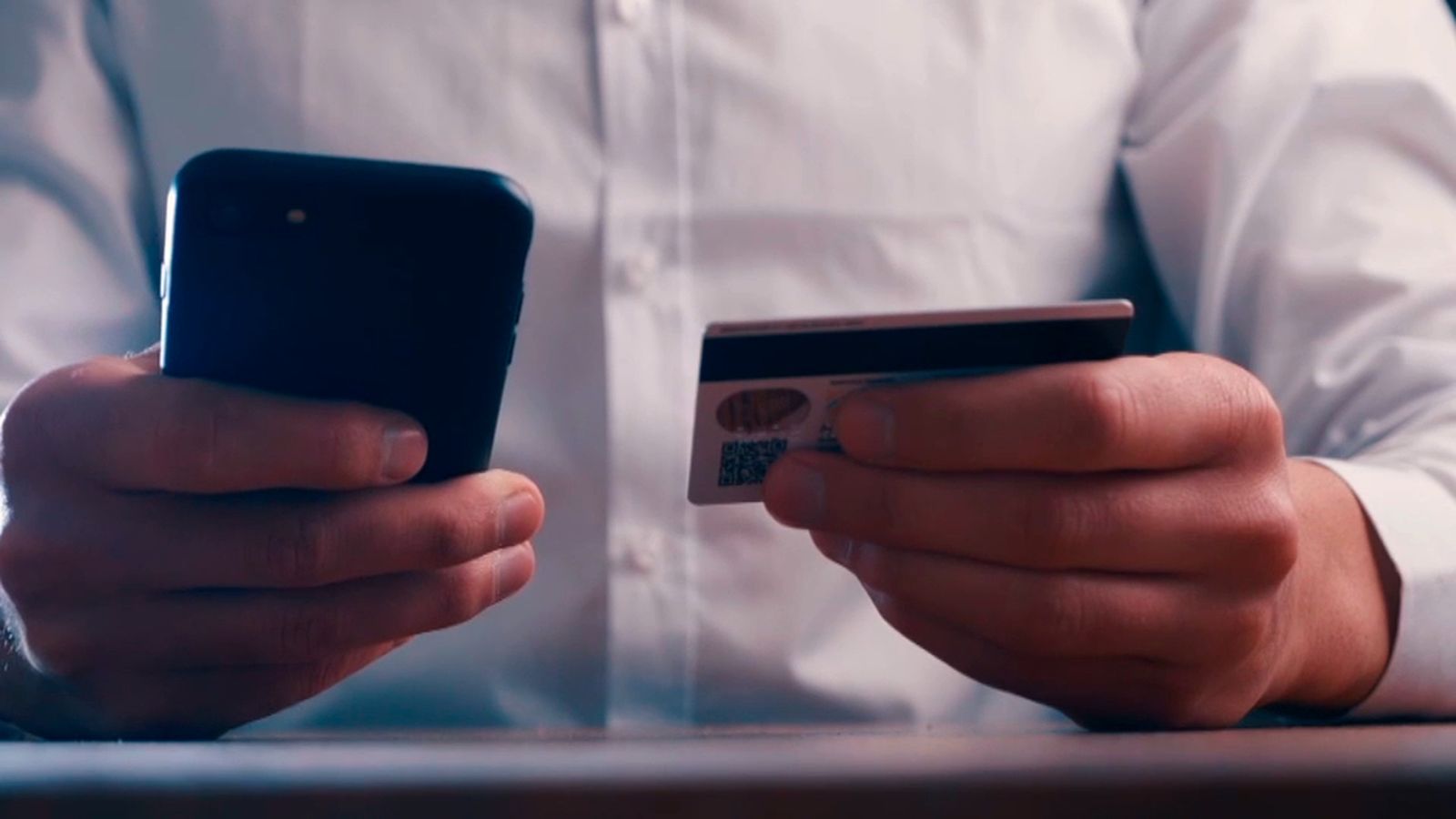 Una persona hace una compra a través del móvil