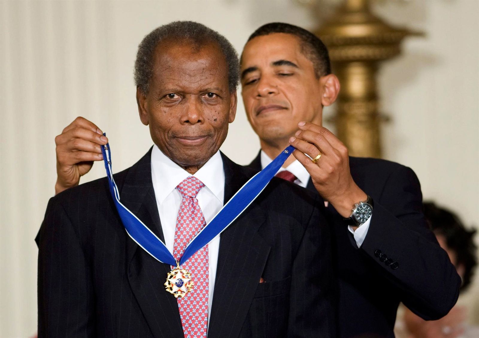 El actor Sidney Poitier recibe la Medalla de la Libertad en 2009 de la mano del presidente Obama