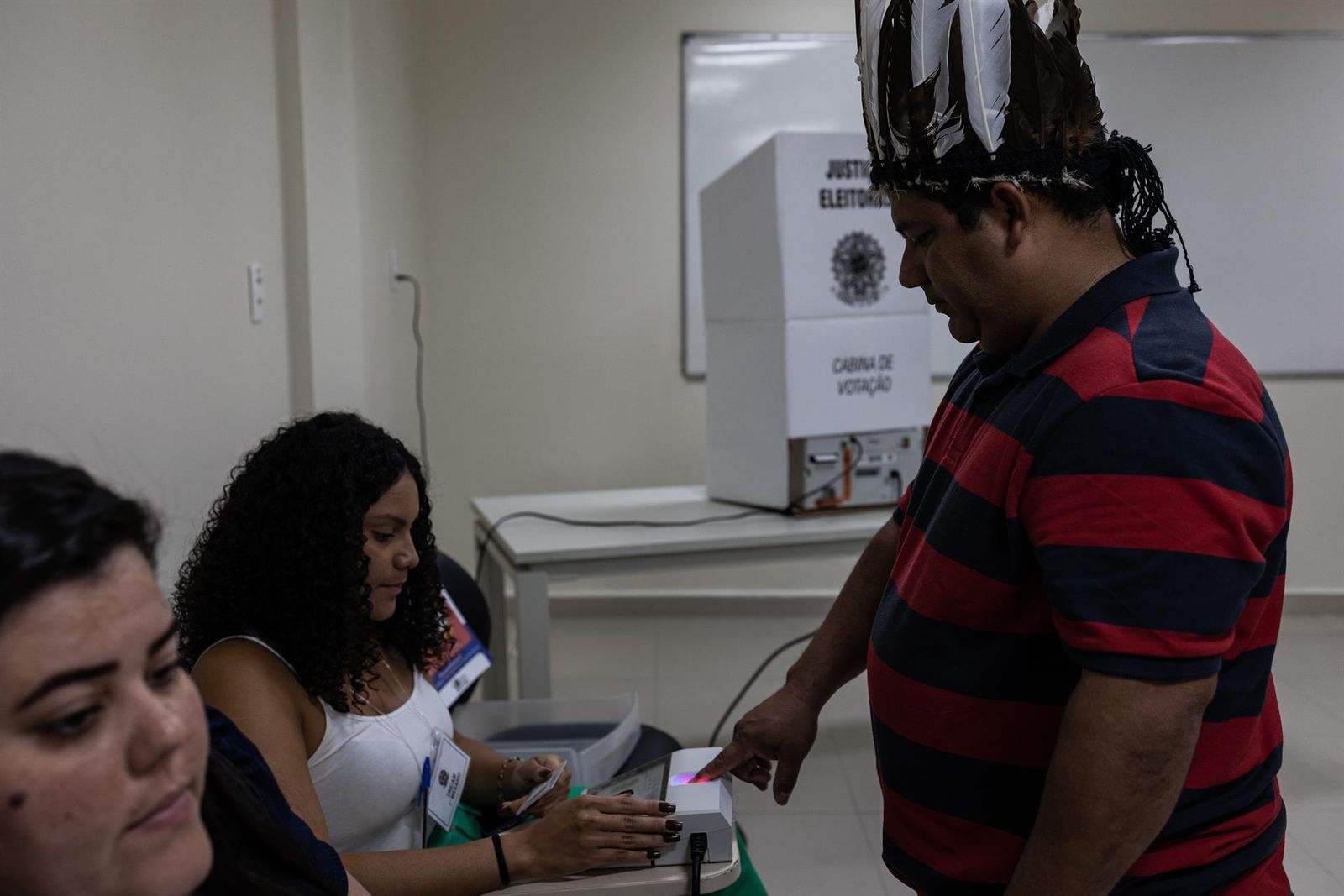 El líder indígena Israel, del pueblo Mundurukú, vota en un puesto electoral