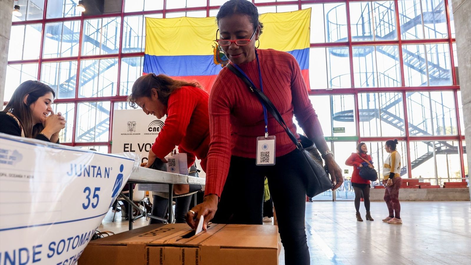 Ecuatorianos residentes en Madrid votan en las elecciones de 2023