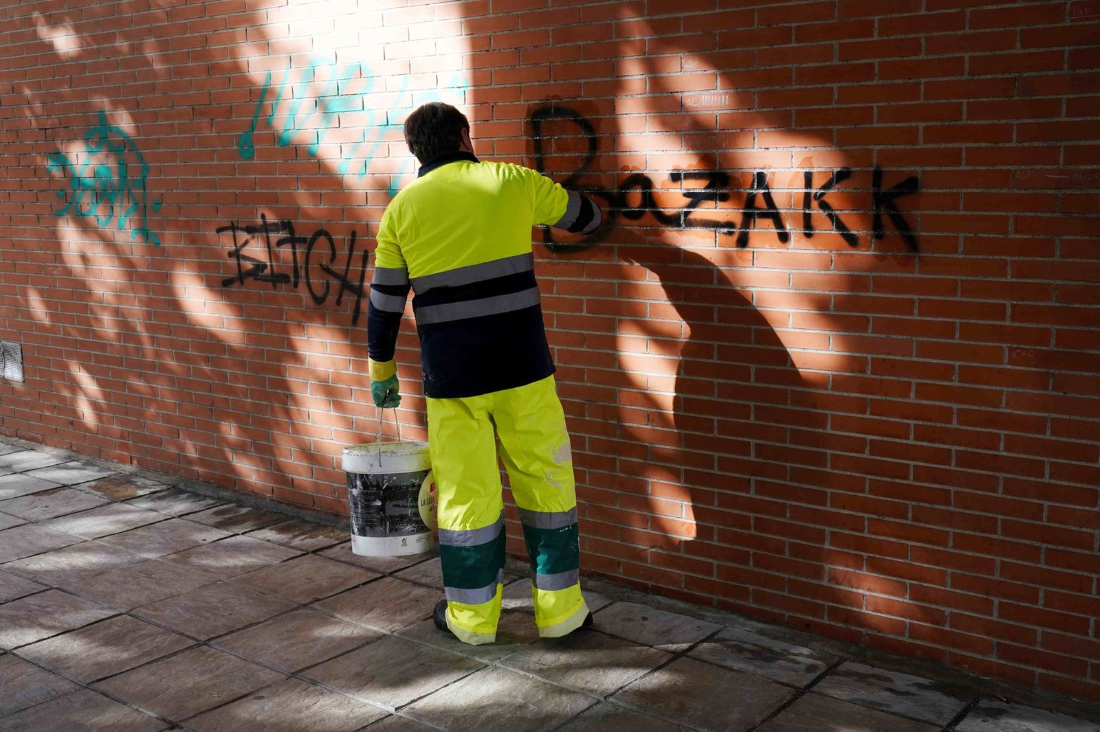 Un operario municipal de San Sebastián de los Reyes aplica un producto limpiador