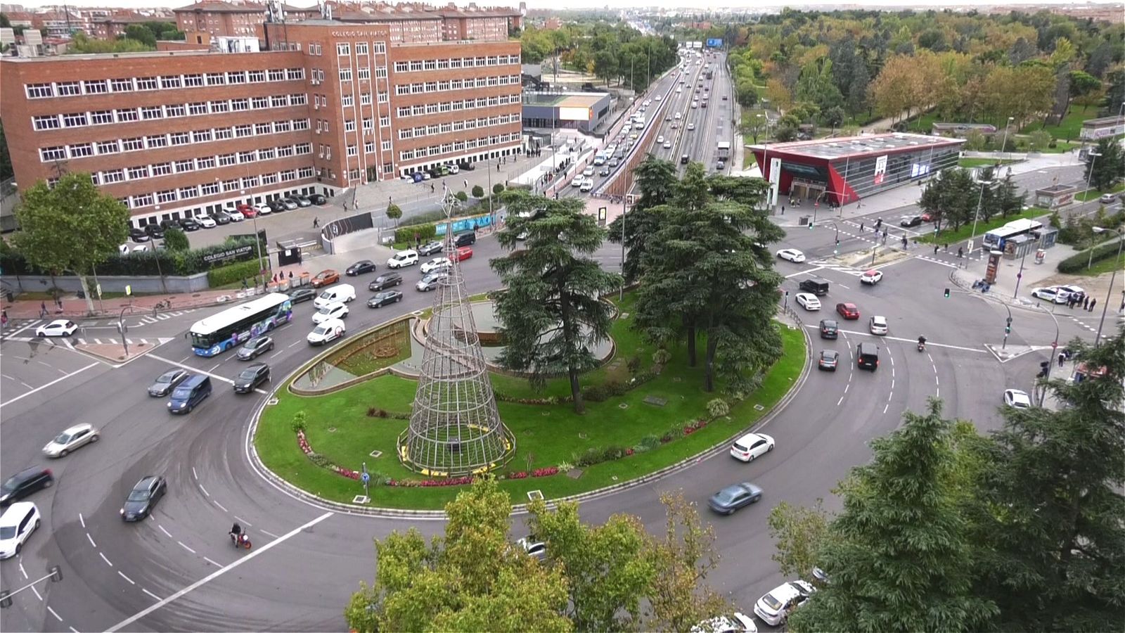Los vecinos de Plaza Elíptica, hartos del ruido y la contaminación producidos por el tráfico