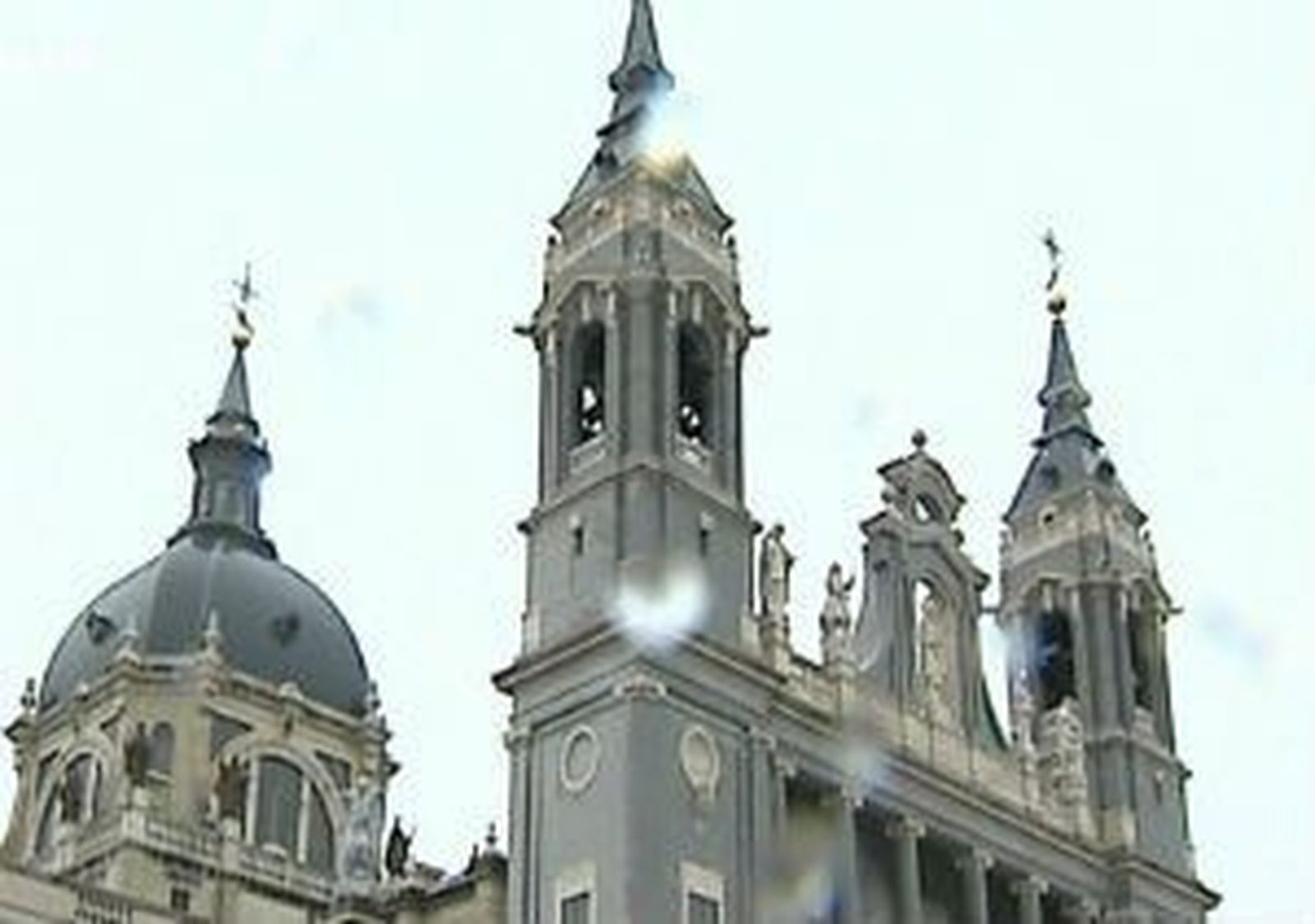 Jóvenes católicos rezan frente a la Almudena para dar gracias a Benedicto XVI