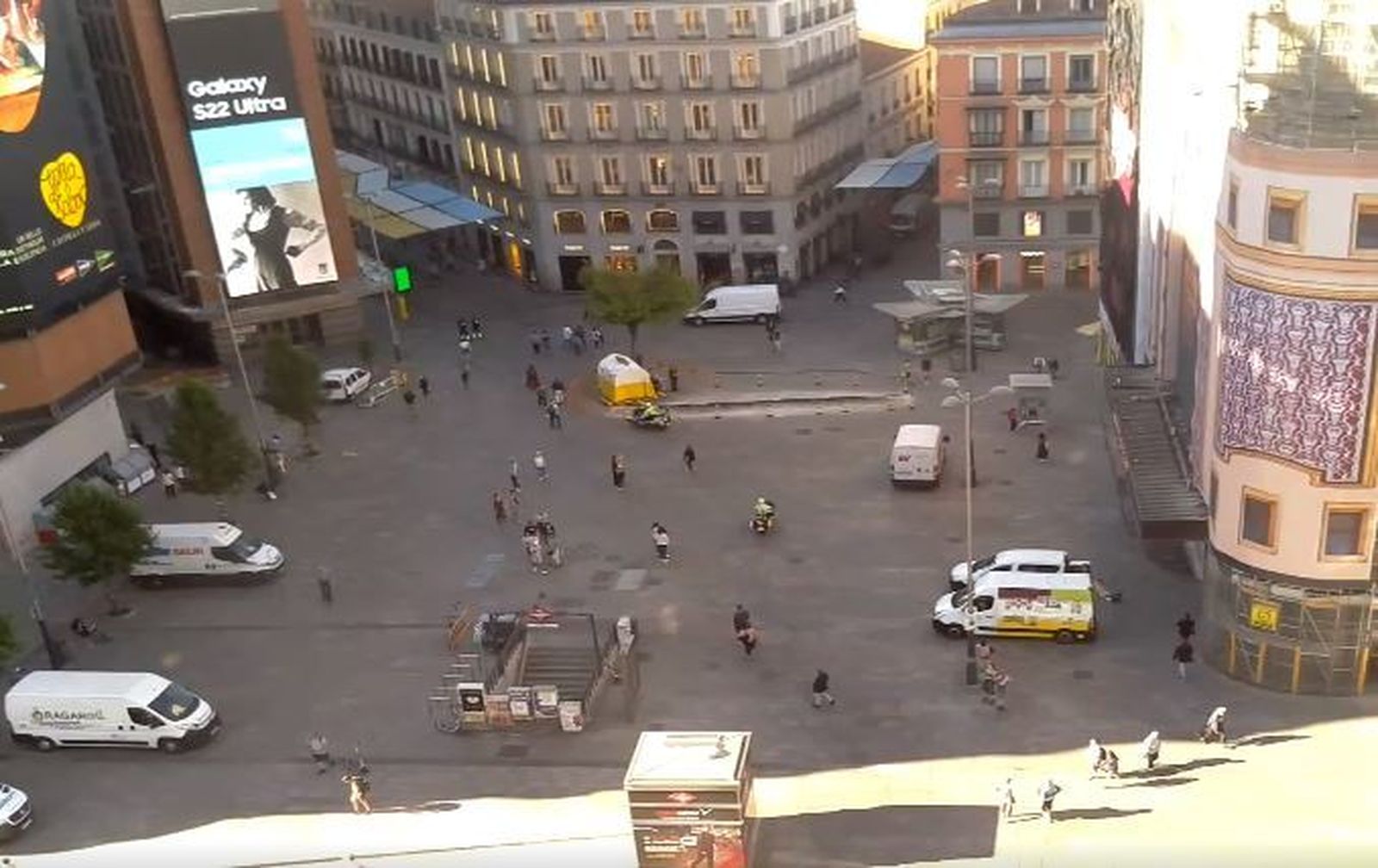 La plaza de Callao de Madrid sufre un 'Stranger Things'