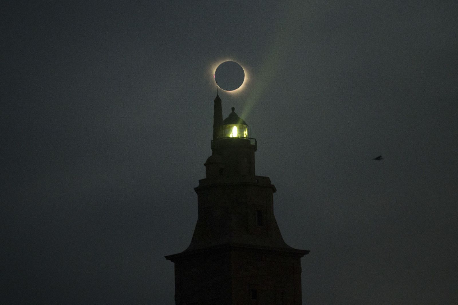 El eclipse total de sol sume a más de la mitad de España en una profunda e histórica oscuridad