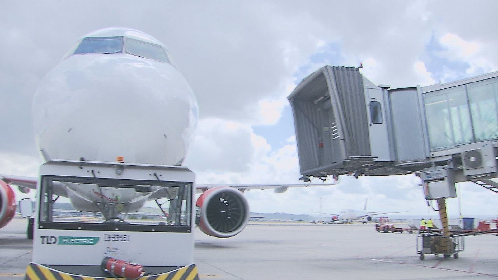Barajas, primer aeropuerto del mundo que automatiza los 'fingers' de acceso al avión